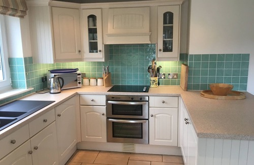 Treyarnon Cottage | Spacious Cornish cottage, (8) & dog, hot-tub, privacy, sea views, parking.