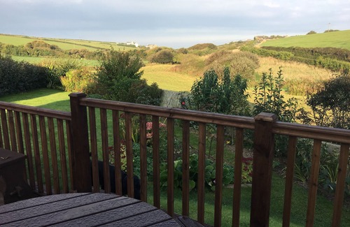 Treyarnon Cottage | Spacious Cornish cottage, (8) & dog, hot-tub, privacy, sea views, parking.