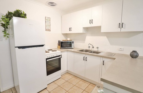 Mildura Apartment | Spacious corp & family friendly, new reno, close to shops/eateries, free wifi