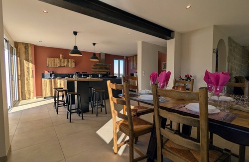 Tence Cottage | Spacious cottage for 10 pers. with large garden in Tence