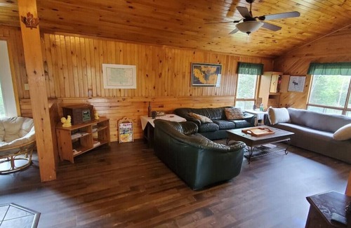 Bancroft Cottage | Spacious Cottage In Town-Sauna/Waterfront