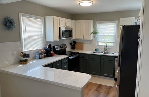 St. Charles House | Spacious Cottage on Main st- Near Downtown