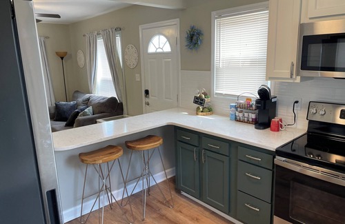 St. Charles House | Spacious Cottage on Main st- Near Downtown