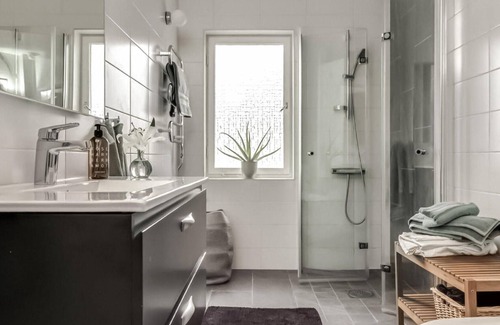 Tyreso House | Spacious cottage with sauna by the lake Drevviken on the peninsula, Södertörn
