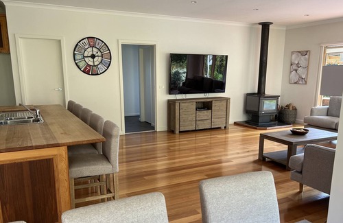 Port Campbell House | Spacious country coastal house near Great Ocean Road