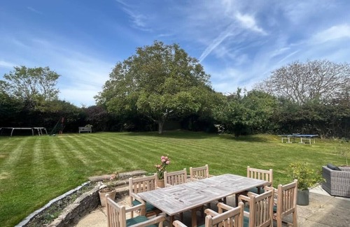 Upton Grey House | Spacious Country House in stunning Hampshire village - sleeps 8