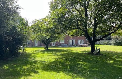 Upton Grey House | Spacious Country House in stunning Hampshire village - sleeps 8