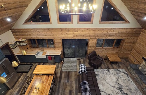 Westerose Cabin | Spacious & cozy 5-bedroom lakeview cabin on Pigeon Lake