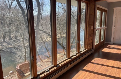 Star Prairie House | Spacious & Cozy home on The Apple River- Hiking, Tubing, Skiing, Racing, 12+ ppl