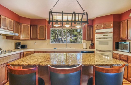 Round Hill Village House | Spacious Cozy Home with private "HOT TUB"