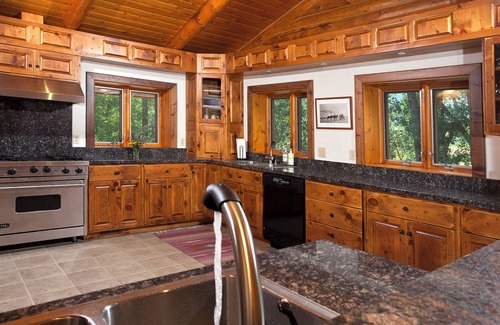 Emigrant House | Spacious Creekside Lodge in Emigrant - 20 minutes to Yellowstone Entrance!