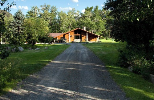 Emigrant House | Spacious Creekside Lodge in Emigrant - 20 minutes to Yellowstone Entrance!