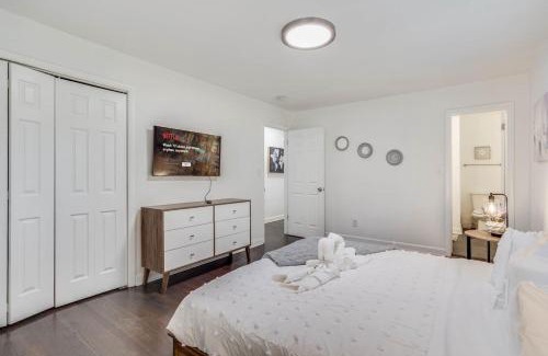Belvedere Park House | Spacious Decatur Home Sleeps 12 Work-Ready