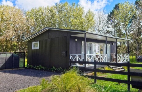 Kumeu Cottage | Spacious - Delightful - Private - Totara Cottage.