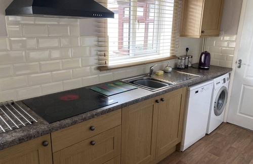 Grantham Cottage | Spacious Detached Bungalow With Ample Parking