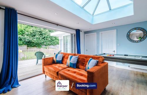 Buckley House | Spacious Detached Bungalow By Harperletting Short Lets & Serviced Accommodation Buckely With Pool table & Driveway