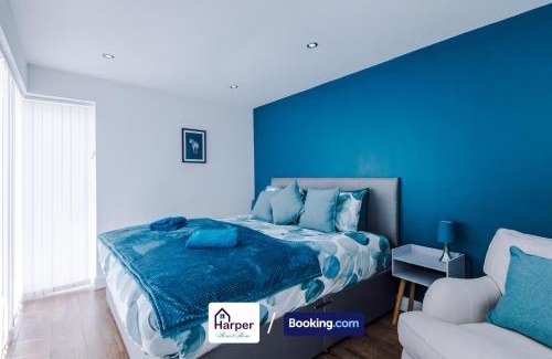 Buckley House | Spacious Detached Bungalow By Harperletting Short Lets & Serviced Accommodation Buckely With Pool table & Driveway