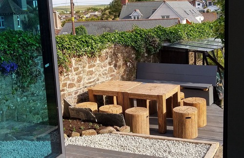 Bude House | Spacious detached house, good size garden, private drive situated in Bude.