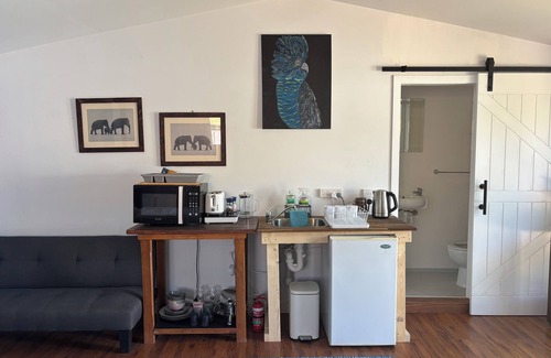 Fawkner Apartment | Spacious dog friendly studio guesthouse