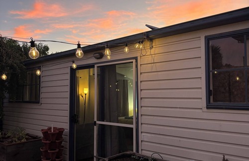 Fawkner Apartment | Spacious dog friendly studio guesthouse