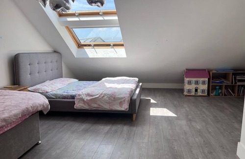 Dublin Bed & Breakfast | Spacious Double Bedroom with Ensuite Bathroom Available to Rent