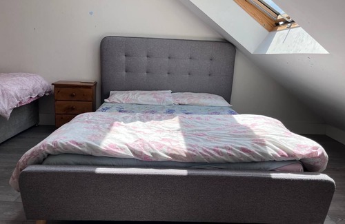 Dublin Bed & Breakfast | Spacious Double Bedroom with Ensuite Bathroom Available to Rent