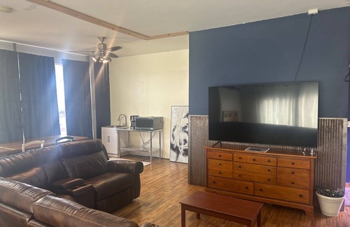Laurel Apartment | Spacious Downtown Laurel Studio - Pets welcome with Fast Wifi