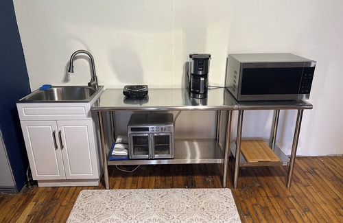 Laurel Apartment | Spacious Downtown Laurel Studio - Pets welcome with Fast Wifi