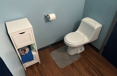 Laurel Apartment | Spacious Downtown Laurel Studio - Pets welcome with Fast Wifi