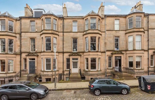 Comely Bank Apartment | Spacious drawing room apt, 10 mins to Princess st.