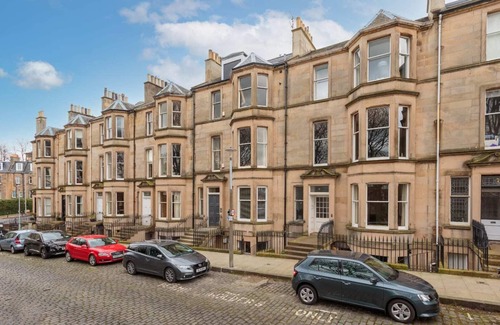 Comely Bank Apartment | Spacious drawing room apt, 10 mins to Princess st.