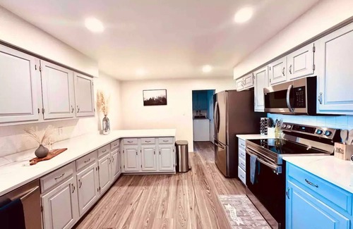Castlewood House | Spacious DTC Getaway - Hot Tub, FirePit, GameRoom - Ideal for Families & Groups