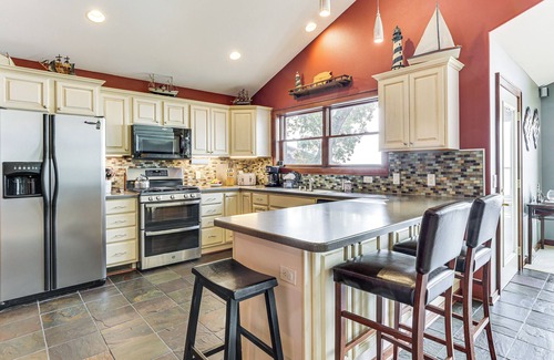 Lake Koshkonong House | Spacious Edgerton Home w/Private Beach & Views!