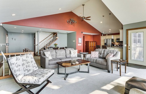 Lake Koshkonong House | Spacious Edgerton Home w/Private Beach & Views!