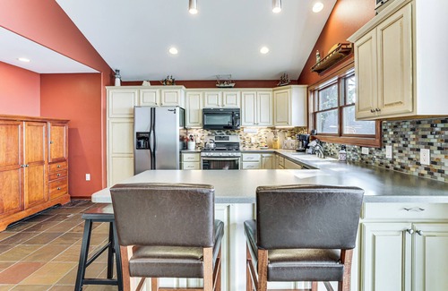 Lake Koshkonong House | Spacious Edgerton Home w/Private Beach & Views!