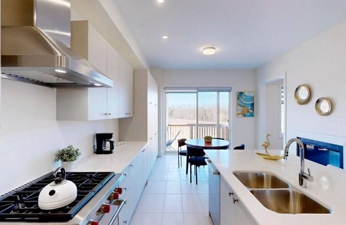 Vaughan House | Spacious Ensuite Bedroom, luxurious home kitchen outdoor terr near wonderland