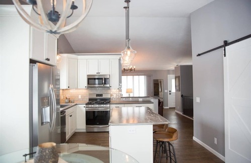 Janesville House | Spacious Executive 2BR Home Near Shopping & Dining