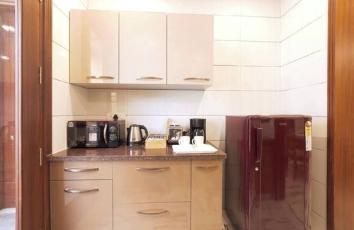 Gurugram Apartment | Spacious executive suite with bathtub & balcony