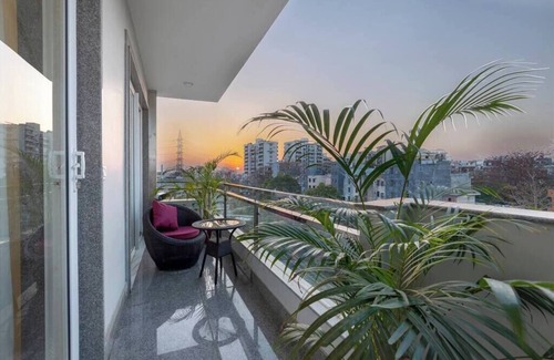 Gurugram Apartment | Spacious executive suite with bathtub & balcony