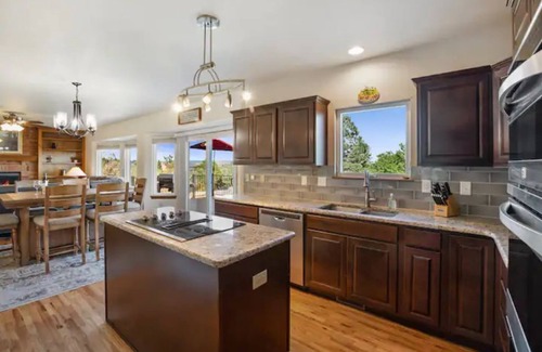 Mountain Shadows House | Spacious Family Retreat near USAFA & main attractions*HotTub*Gaming*Slps 14*WiFi