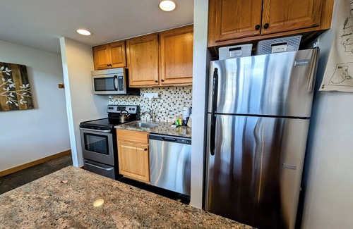 Lakeside Village Condo | Spacious Family Condo with Pool and Hot Tub Onsite