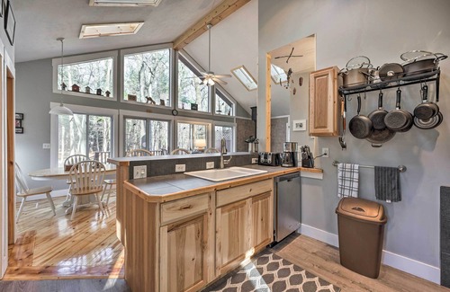 Montague Cabin | Spacious Family Escape: Walk to Lake Michigan!