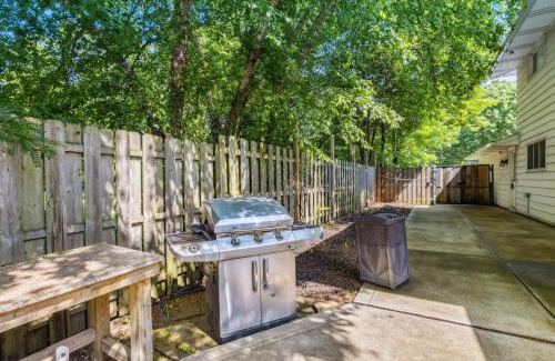 Lyndhurst House | Spacious Family Getaway- Salt Water Pool & Hot Tub