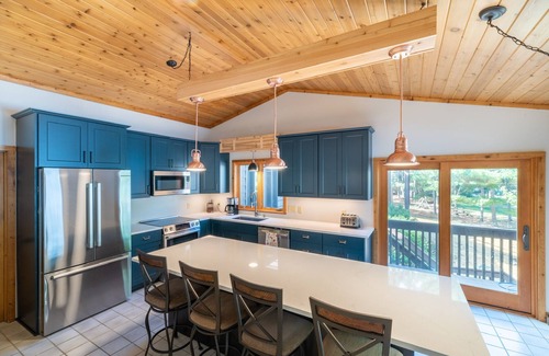 Minong House | Spacious Family Getaway with Pontoon