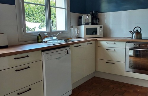 Le Bernard House | Spacious family home by the sea with large garden