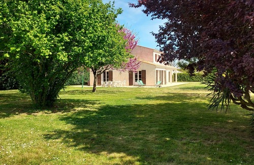 Le Bernard House | Spacious family home by the sea with large garden