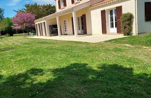 Le Bernard House | Spacious family home by the sea with large garden