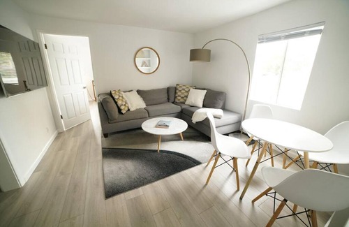 West Hollywood House | Spacious Family Home in LA - 3BR