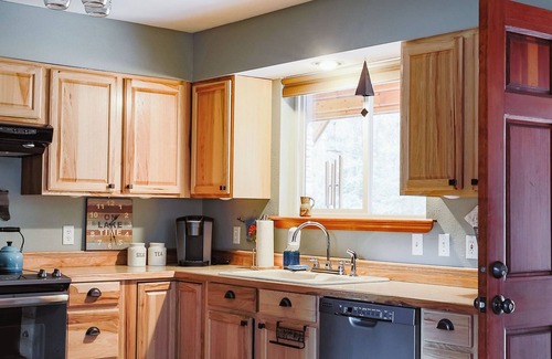 Priest River Cabin | Spacious Family Retreat Cabin w/3 Beds in Nature Oasis + Close to Lake
