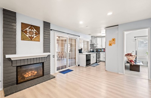 Ontario House | Spacious Family Retreat w Garden Modern Comfort